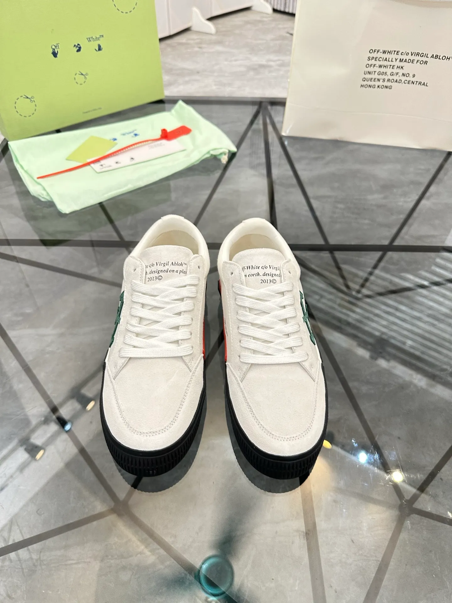Selling men's shoes 💰: 💰P440¥ Product trademark: OFF WHITE * "OFF WHITE*" low-top casual shoes Regular size: 35-45 (can be customized to 46) Couple style Product materials: imported nubuck leather upper spliced ​​with original fabric, breathable lining, original outsole. No.: H203